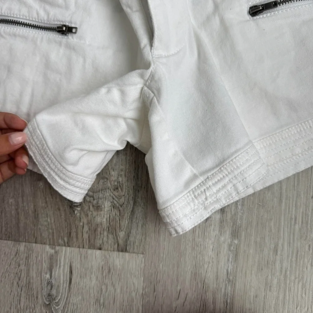 Vintage Mid-Rise White Cotton Cargo Shorts with Zipper Pockets - Picture 5 of 5